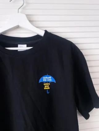 Camiseta Carhartt Negra con Logo Paraguas