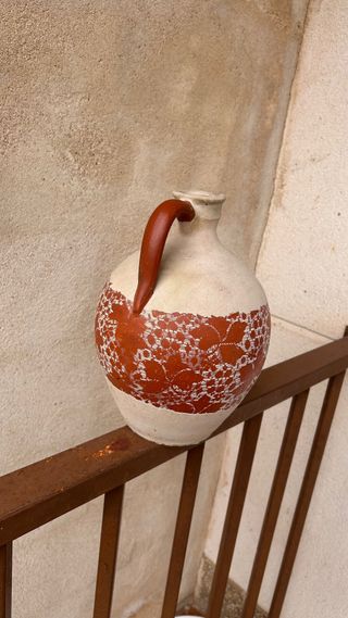 Jarrón de barro con diseño floral