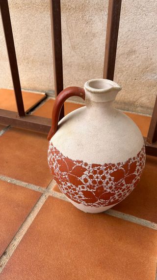 Jarrón de barro con diseño floral
