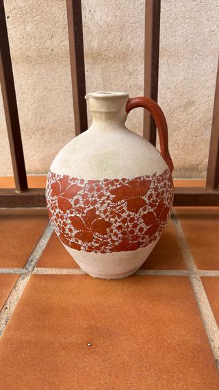 Jarrón de barro con diseño floral