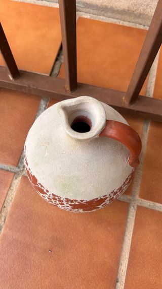 Jarrón de barro con diseño floral