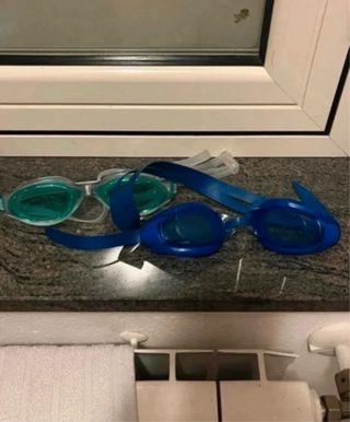 Occhialini da nuoto verdi e blu