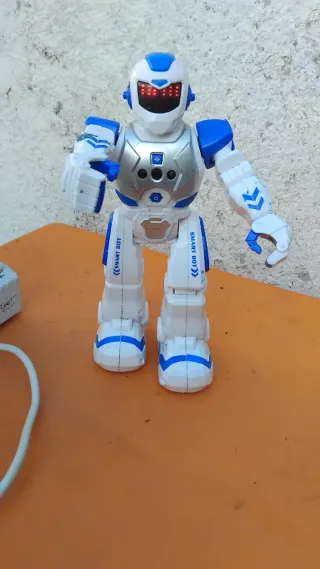 Robot Inteligente Blanco y Azul