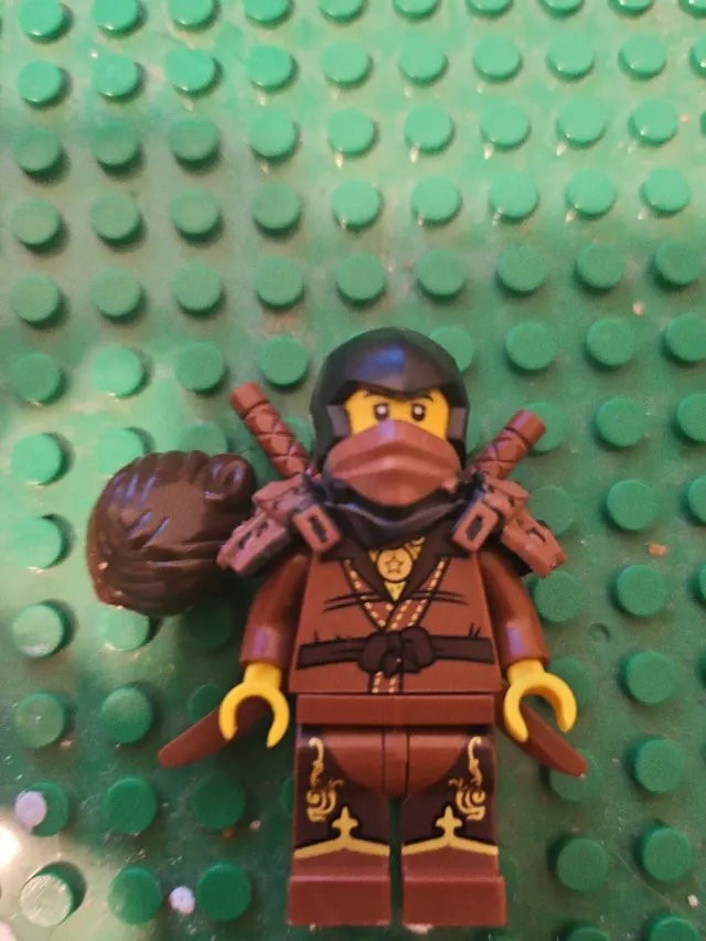 Minifigura LEGO Dareth "Brown Ninja" di Ninjago: Dragons Rising