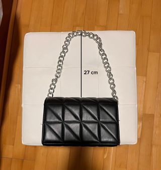 Bolso negro acolchado con cadena