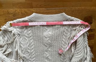 Jersey beige con flecos