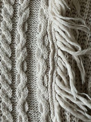 Jersey beige con flecos