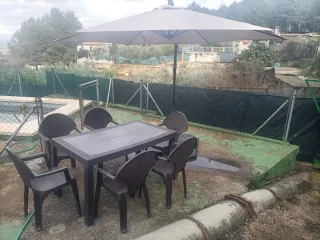 Mesa, 6 Sillas de Jardín y sombrilla