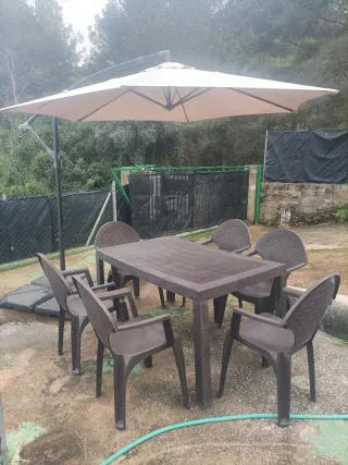 Mesa, 6 Sillas de Jardín y sombrilla