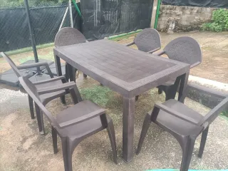 Mesa, 6 Sillas de Jardín y sombrilla