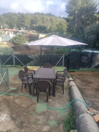 Mesa, 6 Sillas de Jardín y sombrilla