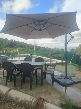 Mesa, 6 Sillas de Jardín y sombrilla