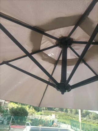 Mesa, 6 Sillas de Jardín y sombrilla