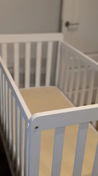 Cuna de madera blanca