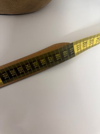 Cinturón de piel marrón con hebilla plateada