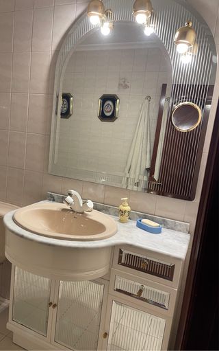 Mueble armario de baño completo beige y dorado