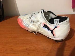 Botas de fútbol Puma blancas y rosas