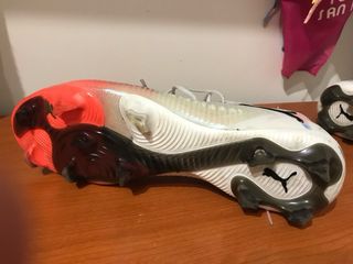 Botas de fútbol Puma blancas y rosas