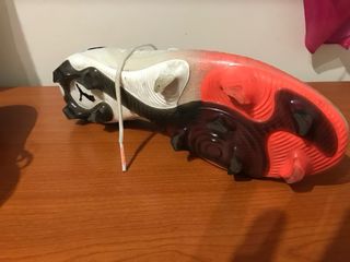 Botas de fútbol Puma blancas y rosas