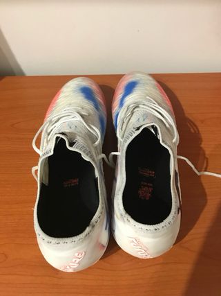 Botas de fútbol Puma blancas y rosas