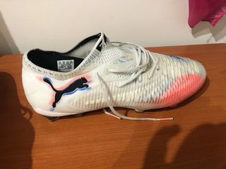 Botas de fútbol Puma blancas y rosas
