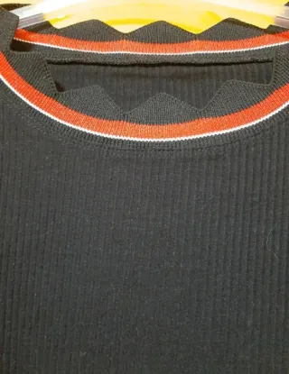 Jersey negro con detalles rojos