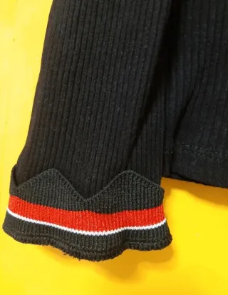 Jersey negro con detalles rojos