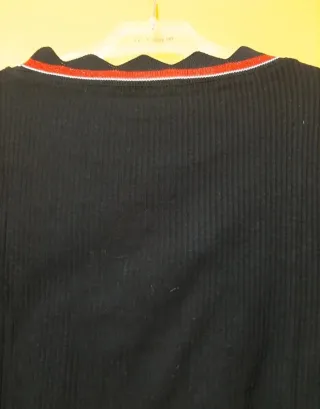 Jersey negro con detalles rojos