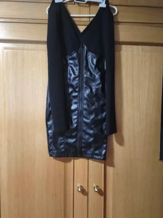 Vestido negro ajustado con fruncido