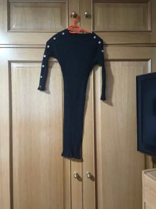 Vestido negro ajustado con fruncido