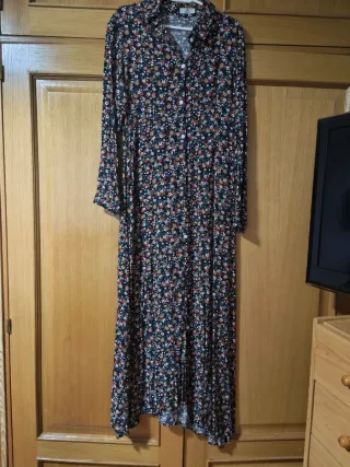 Vestido negro ajustado con fruncido