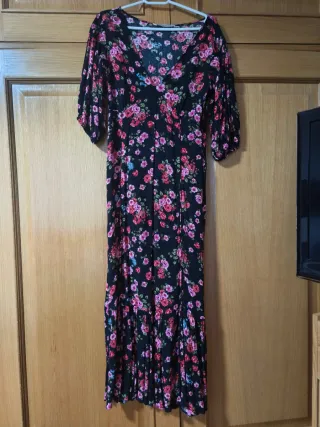 Vestido negro ajustado con fruncido