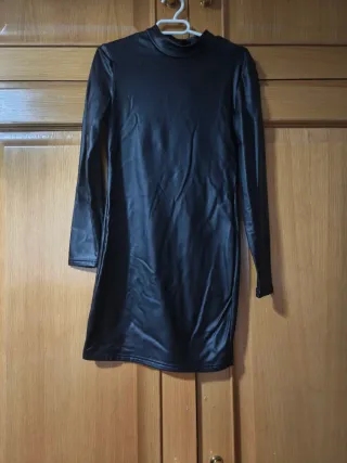 Vestido negro ajustado con fruncido