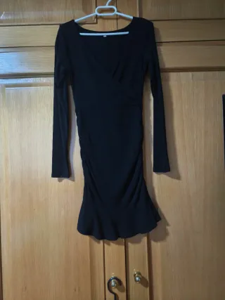 Vestido negro ajustado con fruncido