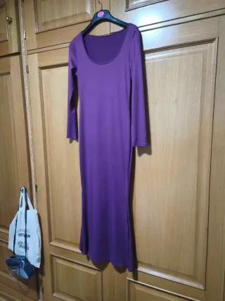 Vestido negro ajustado con fruncido