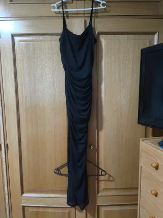 Vestido negro ajustado con fruncido