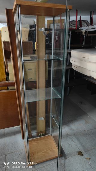 Vitrina de cristal y madera