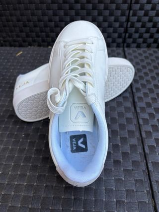 Zapatillas Veja Blancas y Grises talla 39.