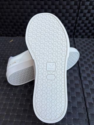 Zapatillas Veja Blancas y Grises talla 39.