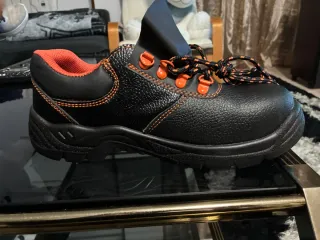 Zapatos de seguridad negros y naranjas