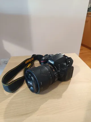 Cámara Nikon D5100 con bolso de transporte