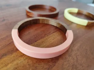 Braccialetti in legno di palissandro rosa e giallo