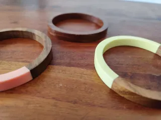 Braccialetti in legno di palissandro rosa e giallo