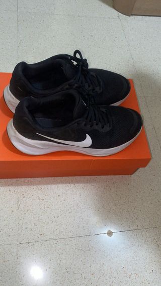 Zapatillas deportivas Nike negras y blancas