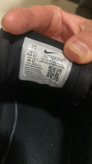 Zapatillas deportivas Nike negras y blancas