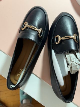 Mocasines negros detalle dorado Talla 35