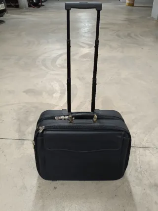 Maletín con ruedas negro