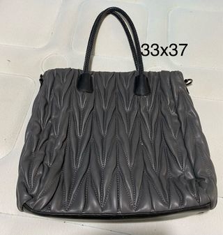 Bolso gris acolchado