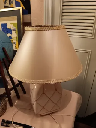 Lámpara de mesa beige y dorada