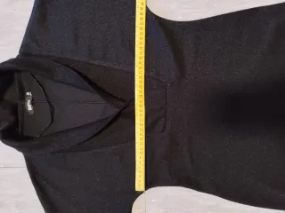 Vestido Mini Negro con Brillo – Cuello Smoking